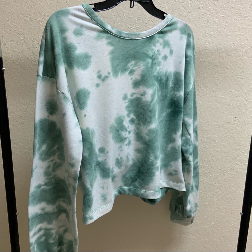 Green and white top | back window